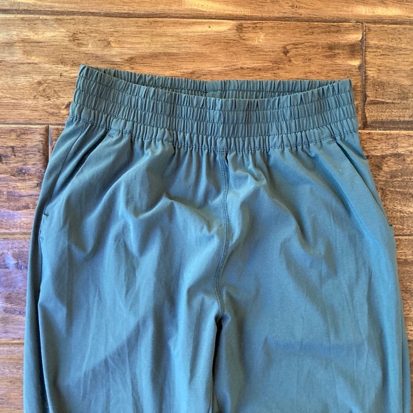 Vuori Women’s Blue Green Villa Jogger Sz Medium Athleisure travel - Picture 4 of 10